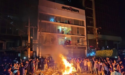 Clash between Dhaka College and City College students in New Market, 10 injured including police