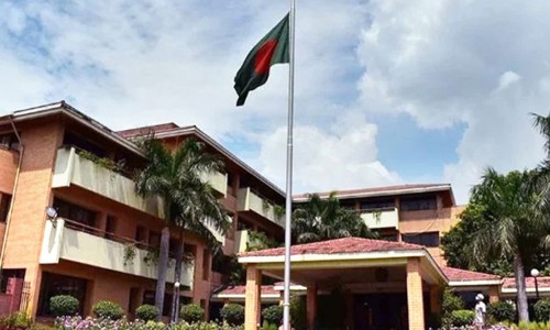 Crowds of people head to Dhaka to attend Khaleda Zia's funeral