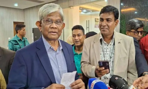 Gold prices fall slightly after record