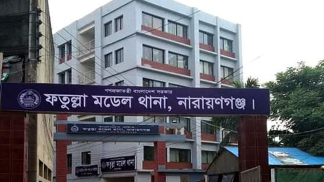 Gopalganj Red Crescent provides 500 blankets to those suffering from cold