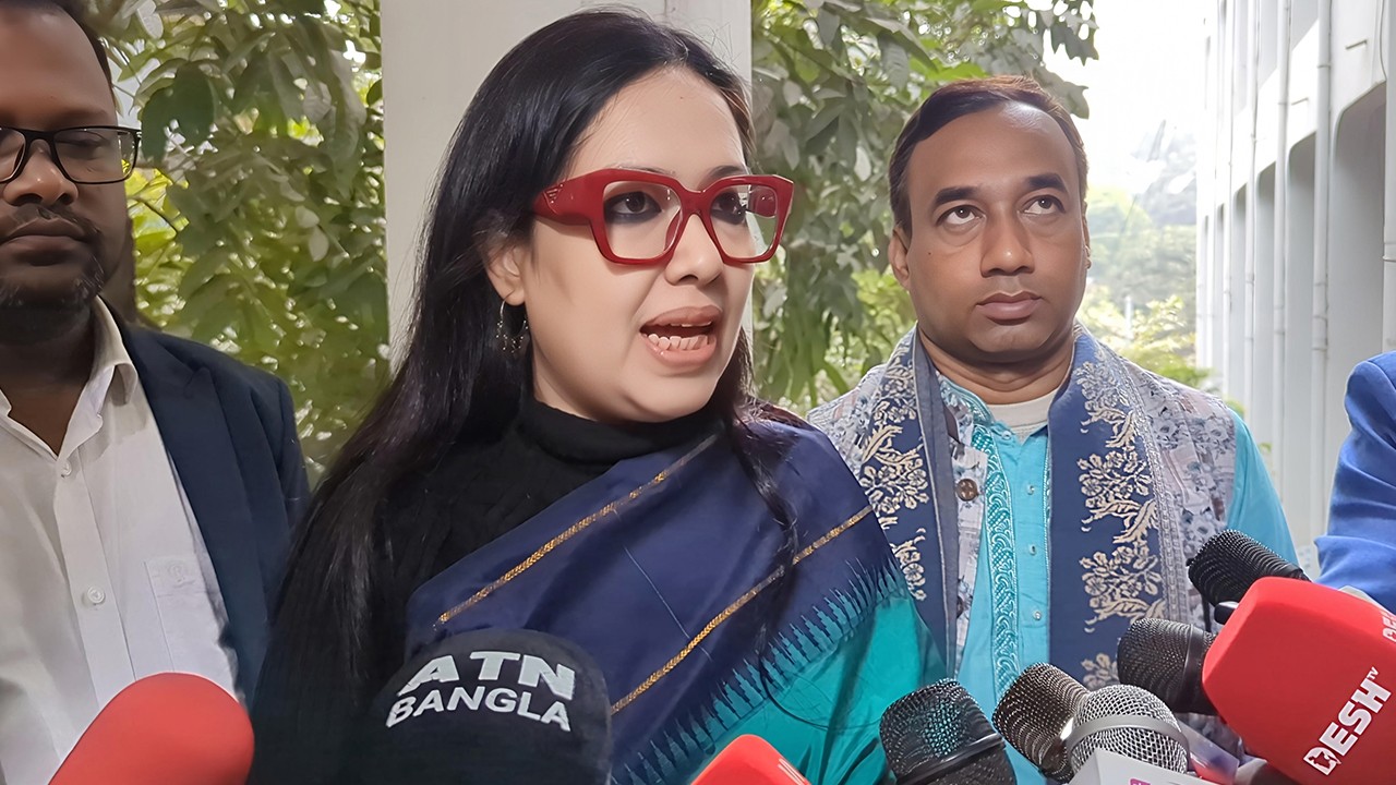 Gopalganj Red Crescent provides 500 blankets to those suffering from cold