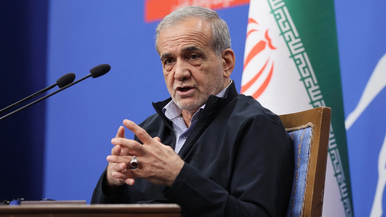 Machado presents his Nobel Prize to Trump