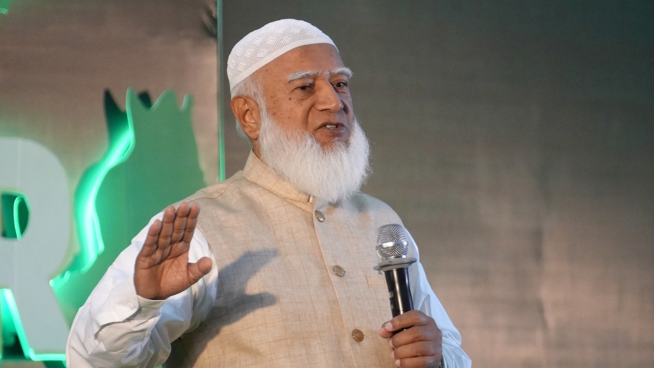 Tarique Rahman visits his father's grave