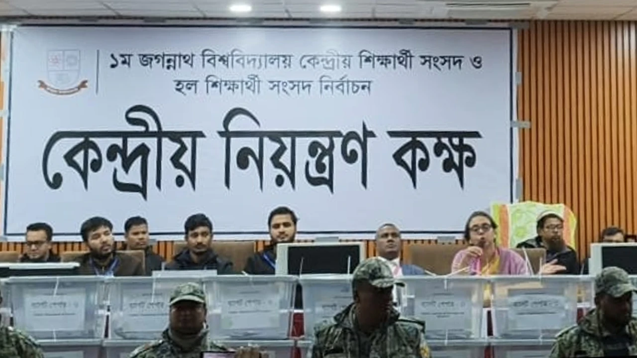 Students block Science Lab intersection today, causing severe traffic congestion