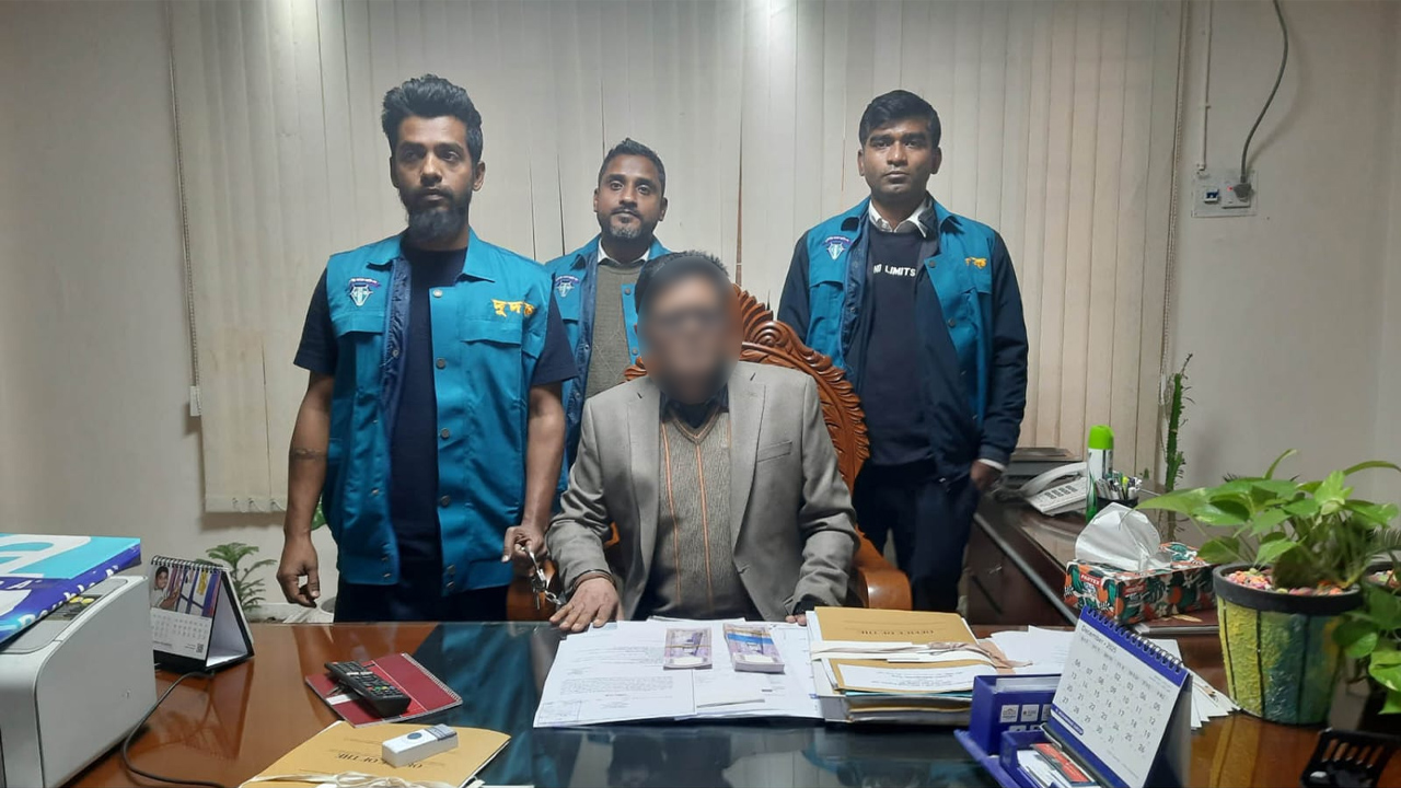 Human chain demanding construction of Longadu-Naniarchar road