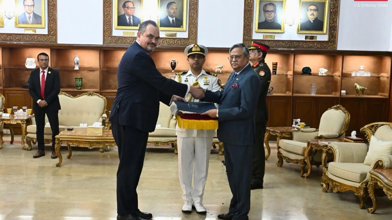 US Ambassador presents credentials to President