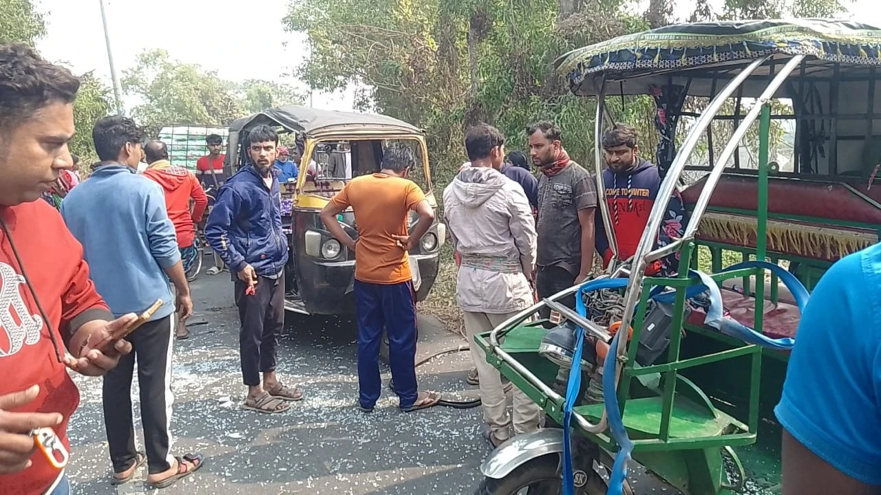 Child dies, 6 injured in Mahindra-autorickshaw collision