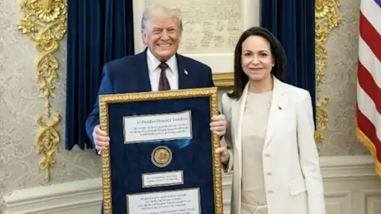 Machado presents his Nobel Prize to Trump