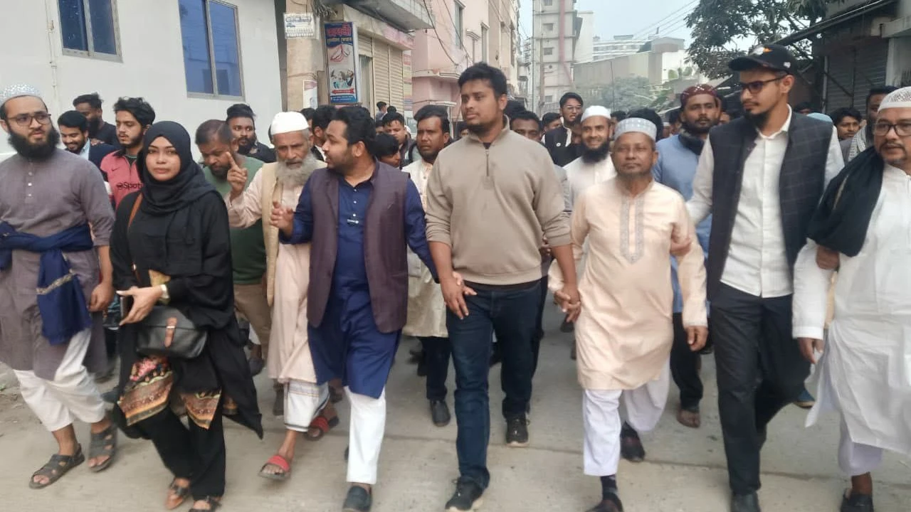 Gopalganj Red Crescent provides 500 blankets to those suffering from cold