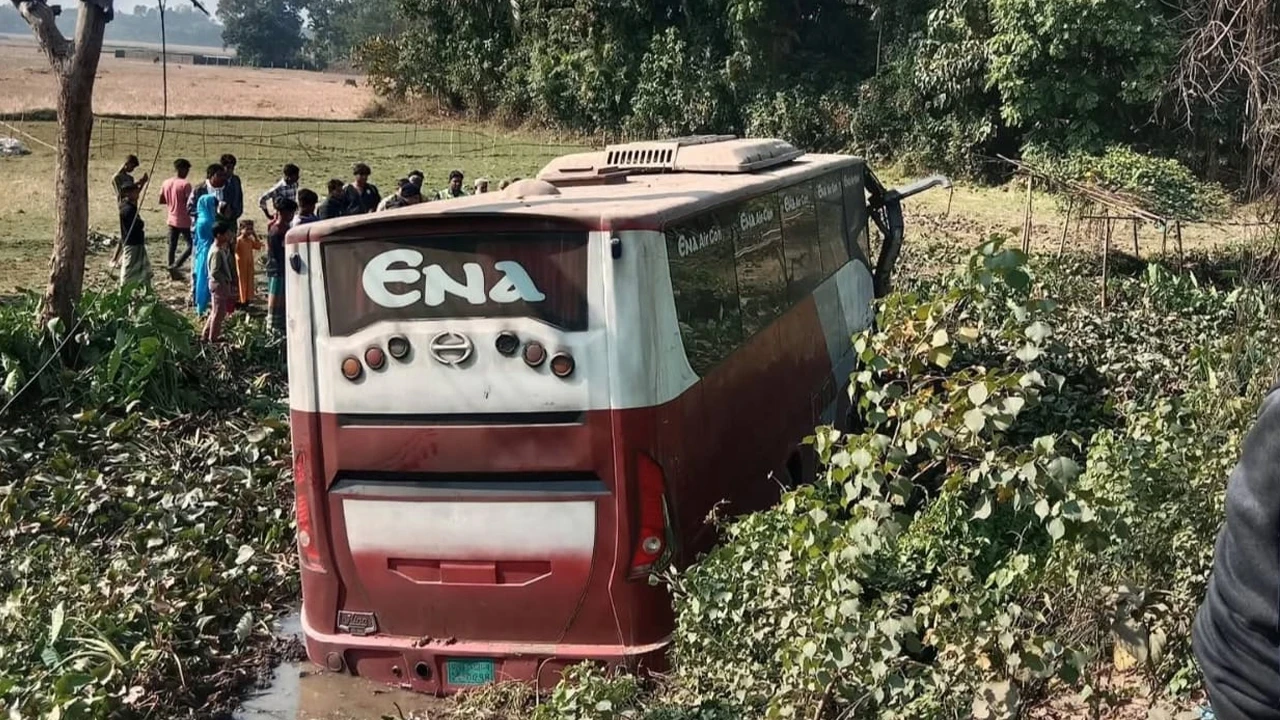One killed in head-on collision between bus and pickup truck in Sunamganj