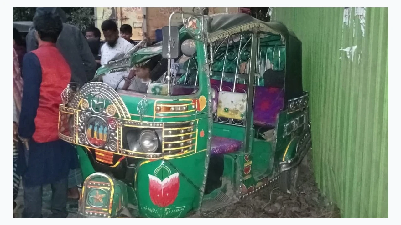 Child dies in head-on collision between CNG and pickup truck in Noakhali