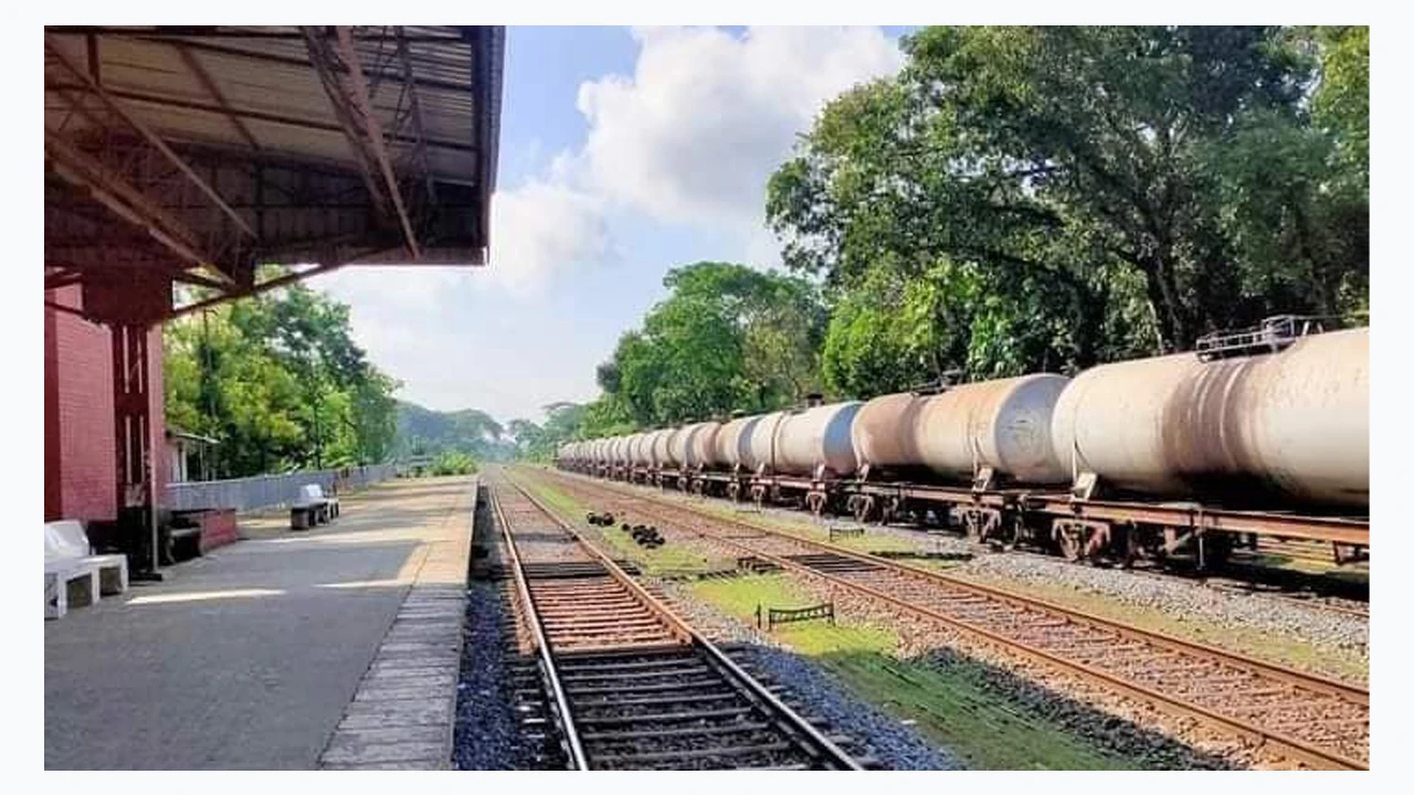 Stones thrown at a train stopped in Jhenaidah, 4 teenagers arrested