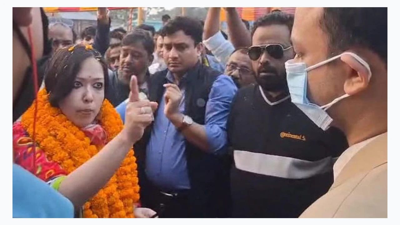 Rumin Farhana shows thumbs up to the executive magistrate