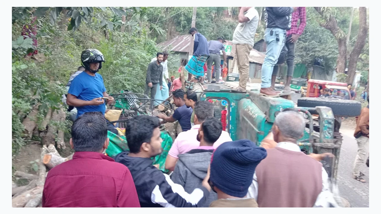 Stones thrown at a train stopped in Jhenaidah, 4 teenagers arrested