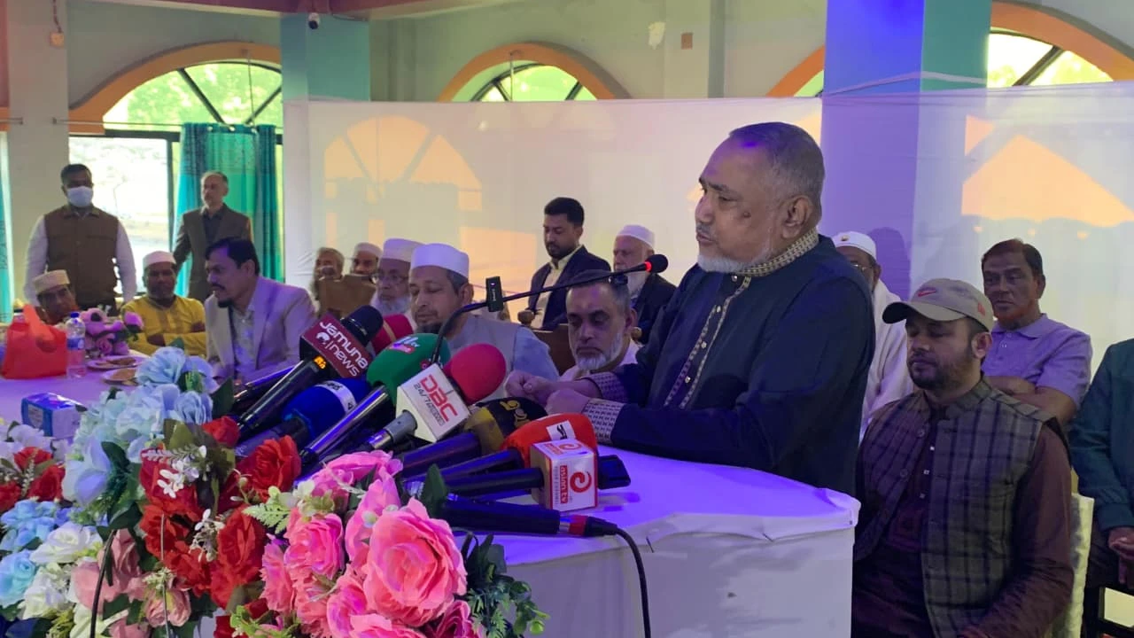 Students gift radishes to JUST  Vice Chancellor