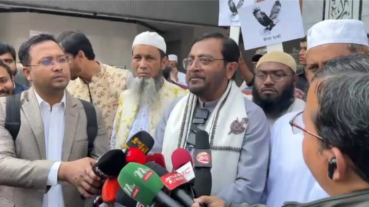 Mosque muezzin dismissed for 'politicizing'