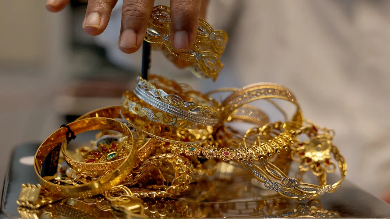 Gold prices hit new record in domestic market