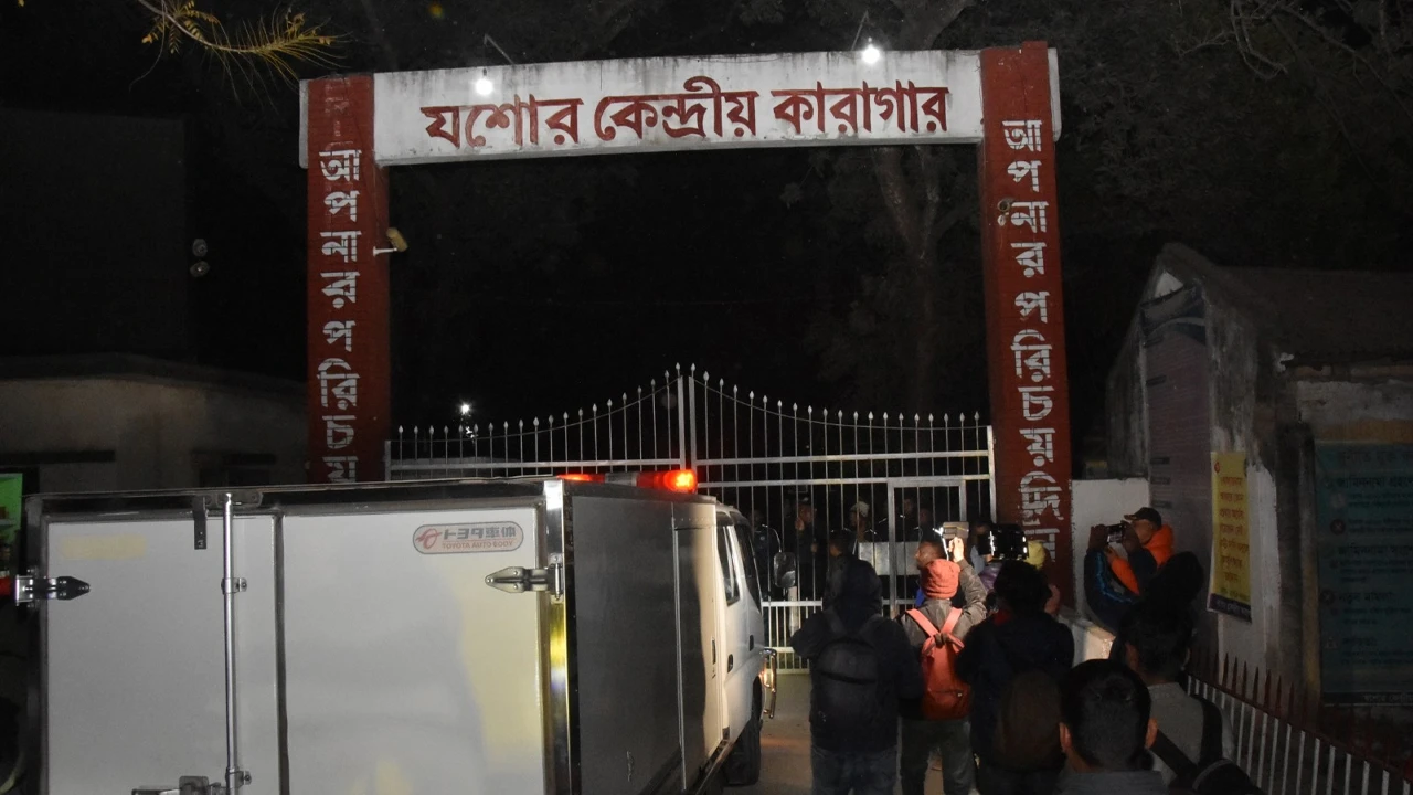 Chhatra League leader Saddam not allowed to be released on parole; saw his wife and children's faces for five minutes at the prison gate