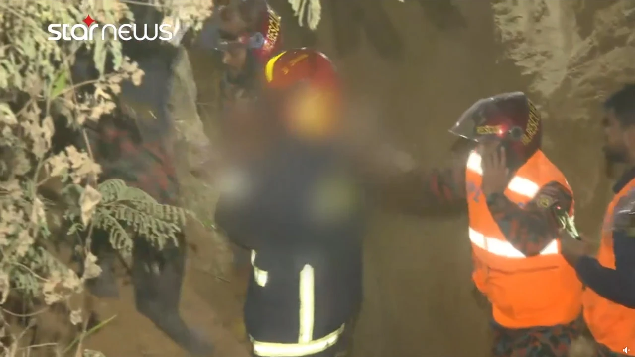 Protest in Netrakona demanding publication of the 9th pay scale gazette