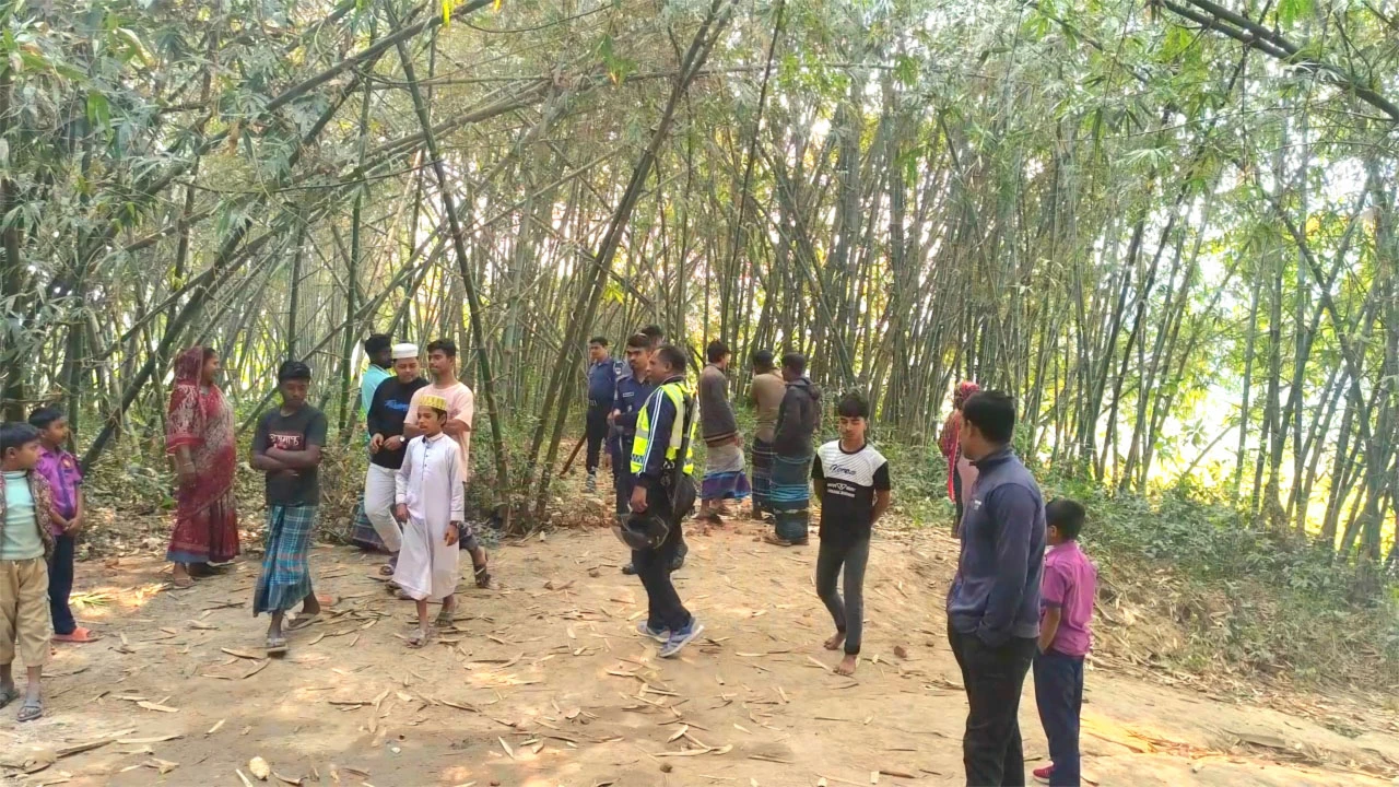 4 arrested with 10 kg of silver and liquor in Jessore